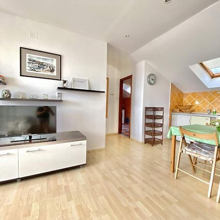 Family Apartments Viva Close To The Beach Krk Town Buitenkant foto