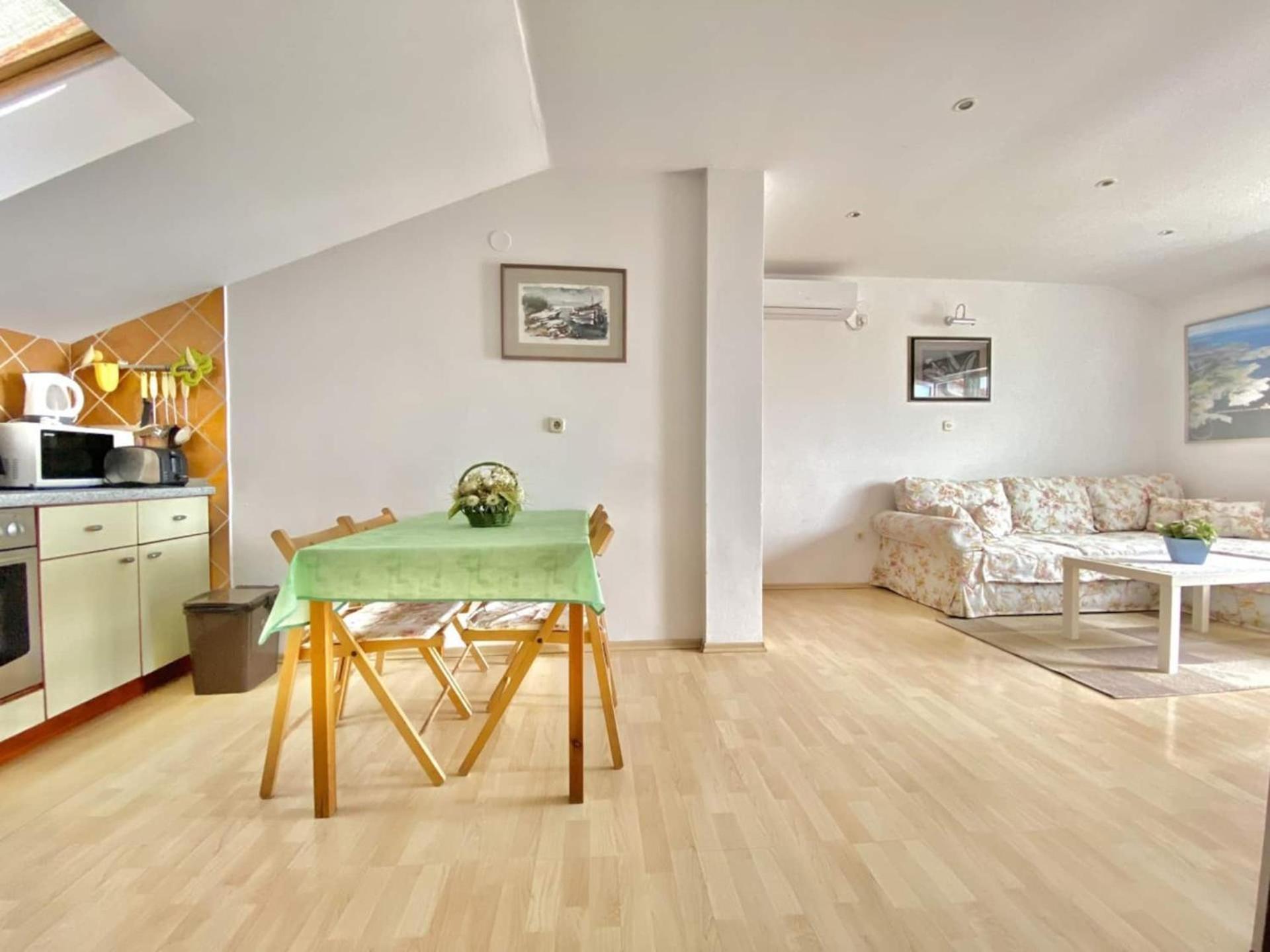 Family Apartments Viva Close To The Beach Krk Town Buitenkant foto