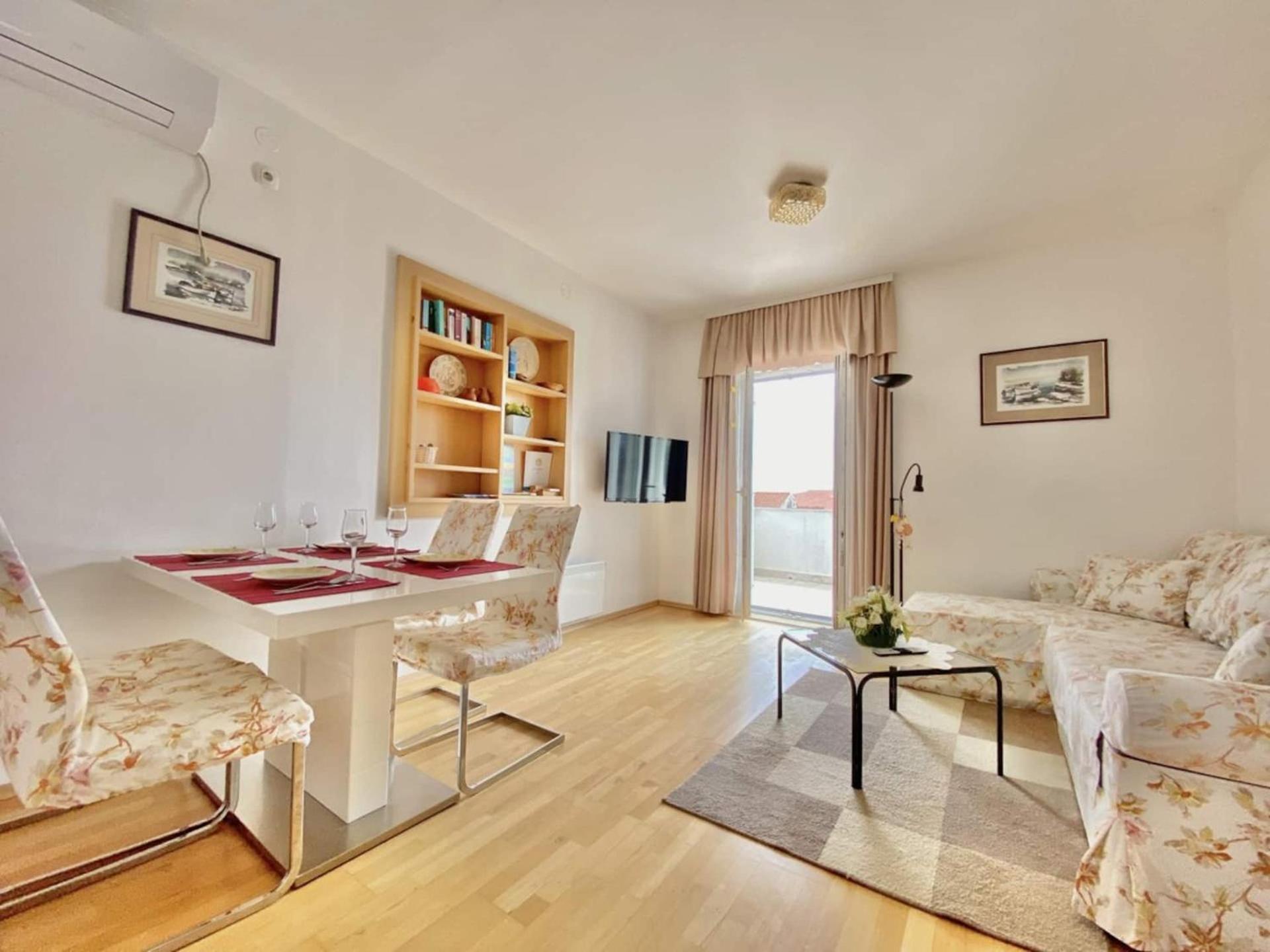 Family Apartments Viva Close To The Beach Krk Town Buitenkant foto
